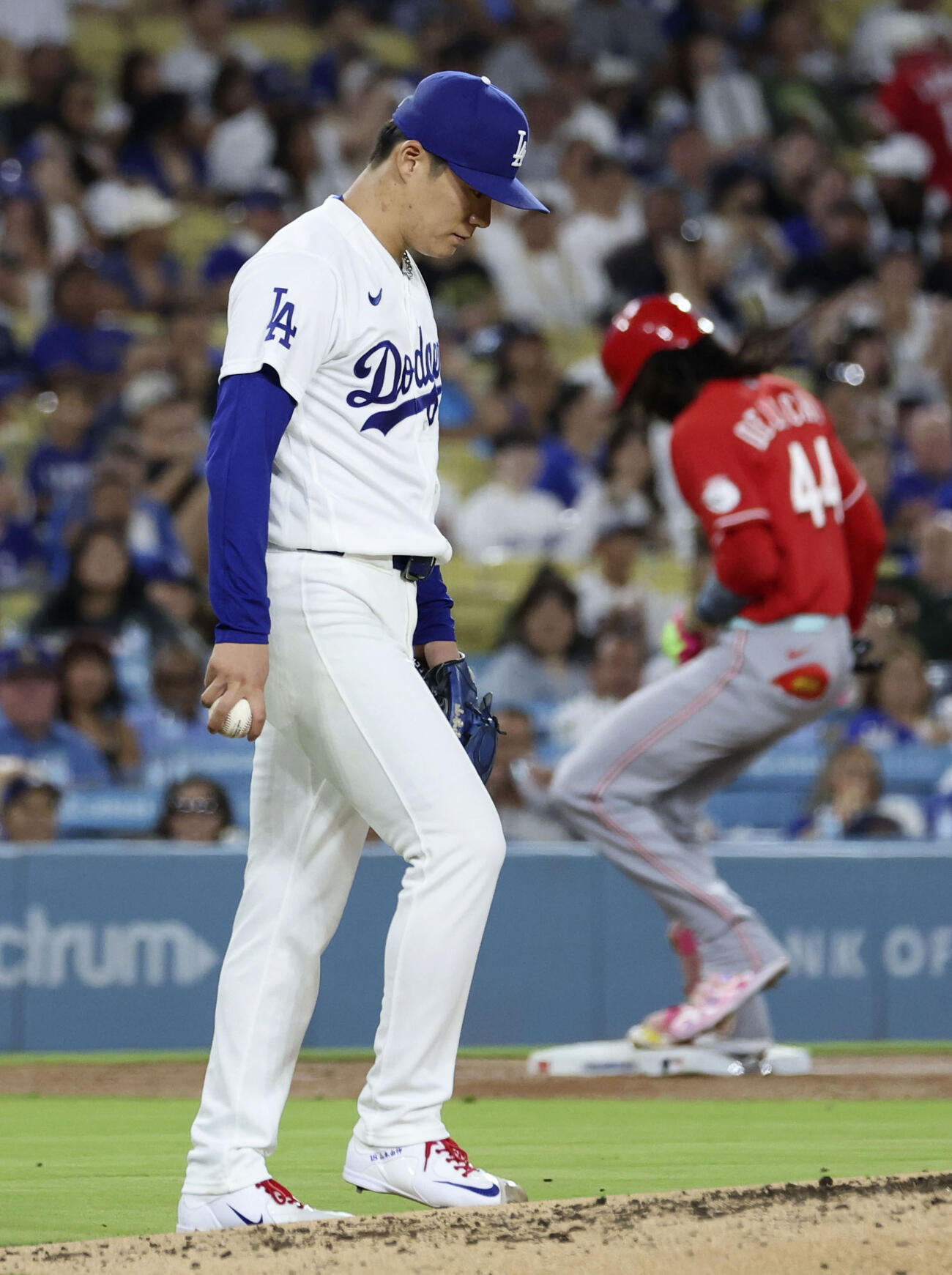 レッズ戦の4回、デラクルス（右）にソロ本塁打を浴びたドジャース山本（共同）