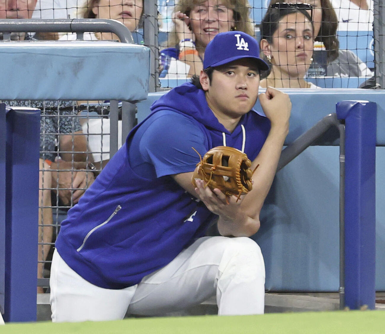 レッズ戦で先発を外れ、ベンチから試合を見るドジャース・大谷＝ロサンゼルス（共同）