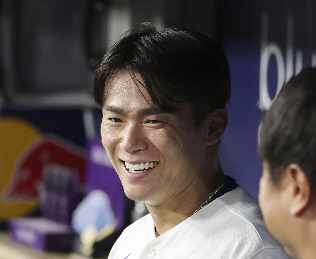 レッズ戦で7回を投げ終え、ベンチで笑顔を見せるドジャース・山本＝ロサンゼルス（共同）