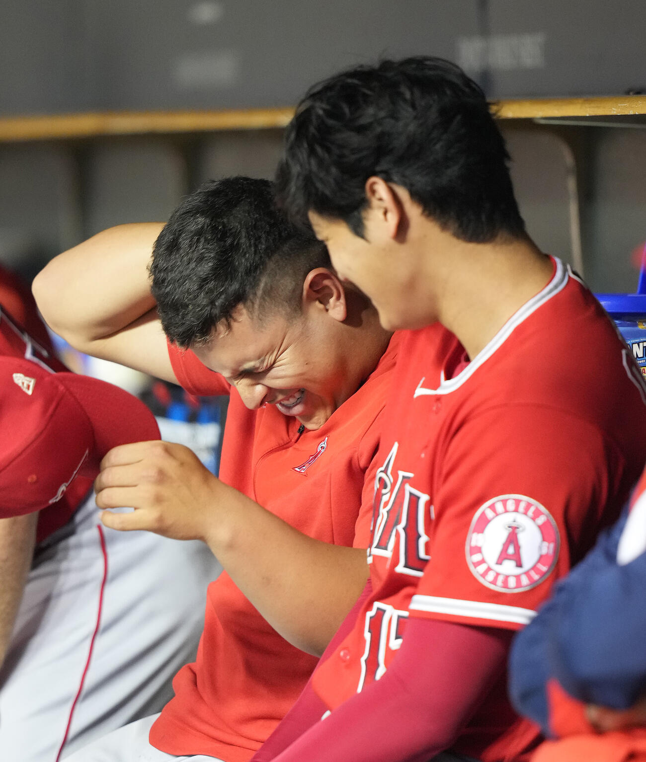 エンゼルス時代、大谷翔平に髪の毛を引っ張られ顔をゆがめるスアレス（左）（2022年8月撮影）
