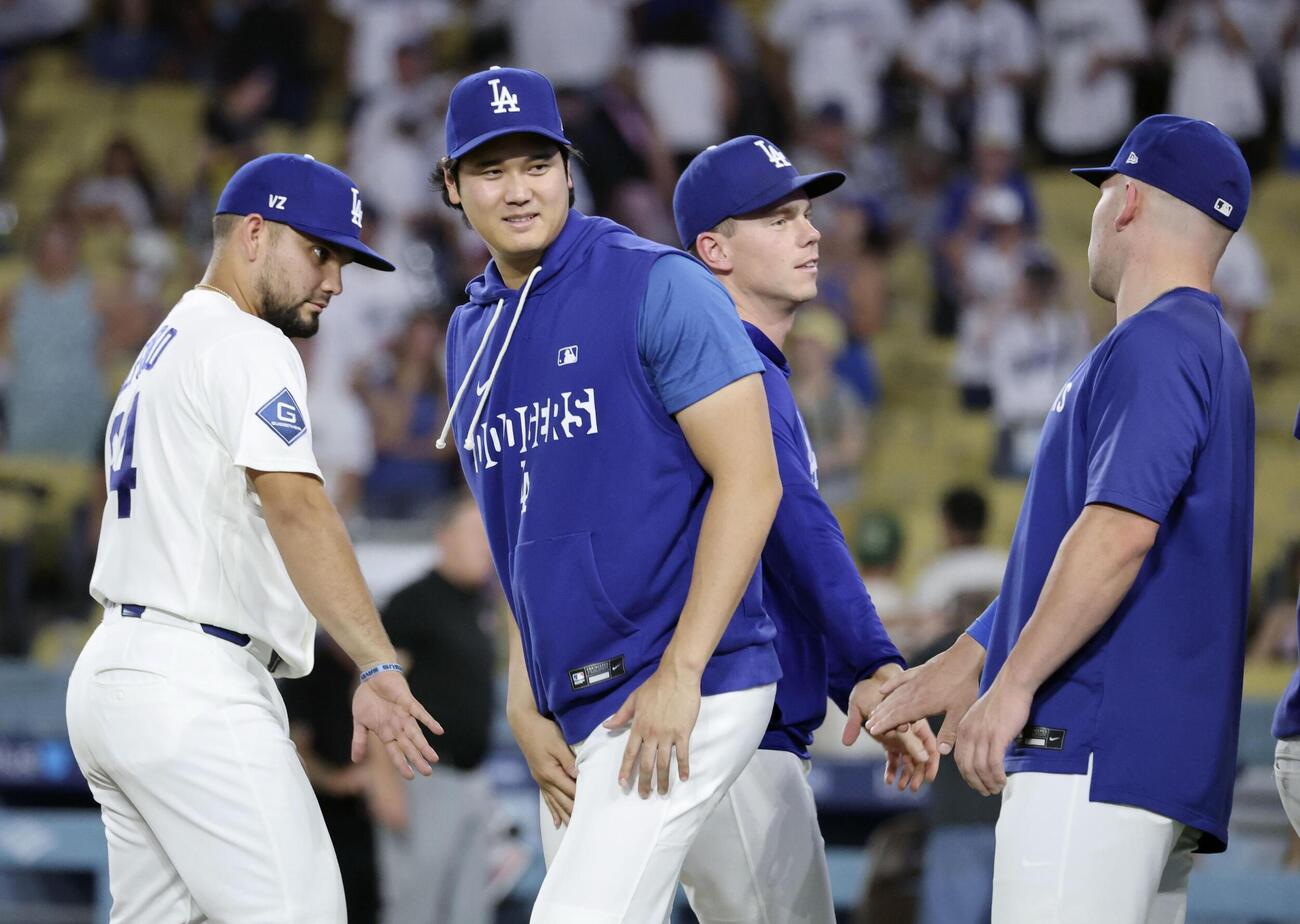 レッズに勝利し、チームメートとタッチを交わすドジャース・大谷（左から2人目）＝ロサンゼルス（共同）