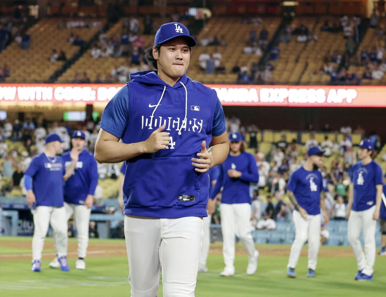 レッズに勝利し、引き揚げるドジャース・大谷＝ロサンゼルス（共同）