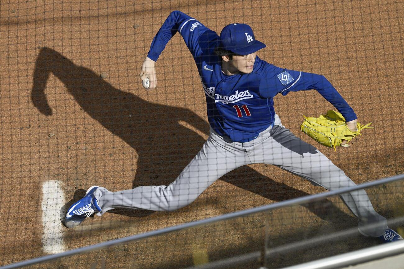 ブルペンで投球練習するドジャース佐々木朗希（共同）