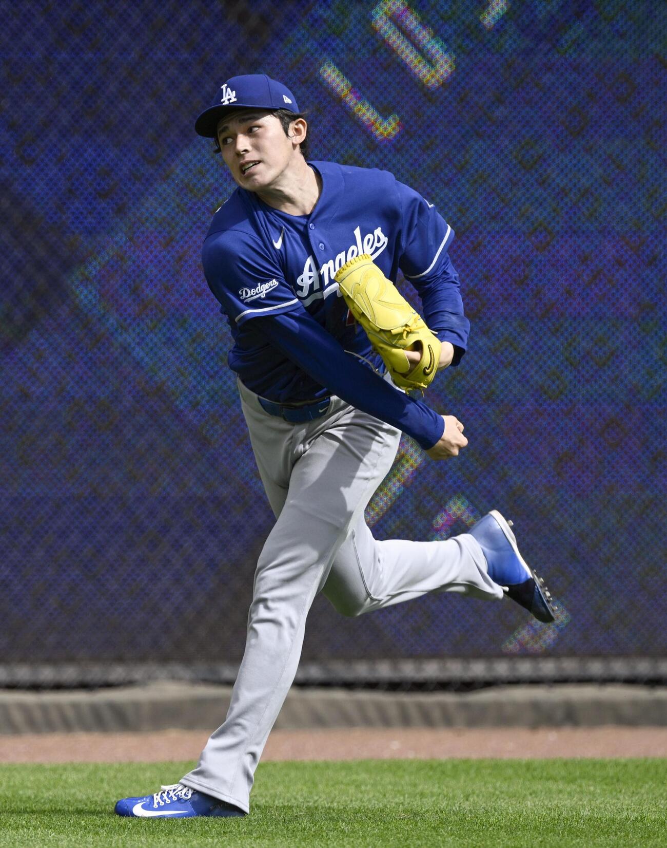 キャッチボールで調整するドジャース佐々木朗希（共同）