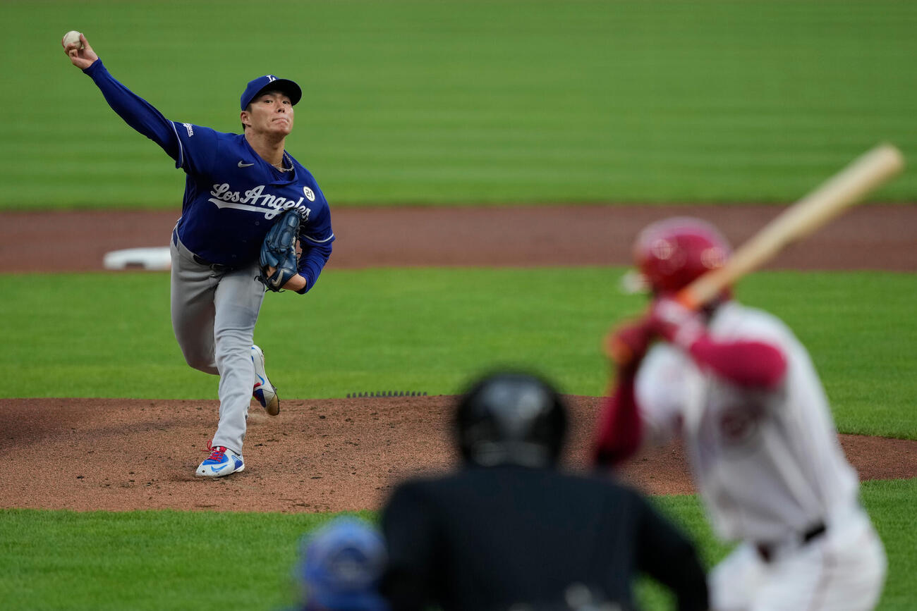 レッズ戦で力投するドジャース山本由伸（AP）