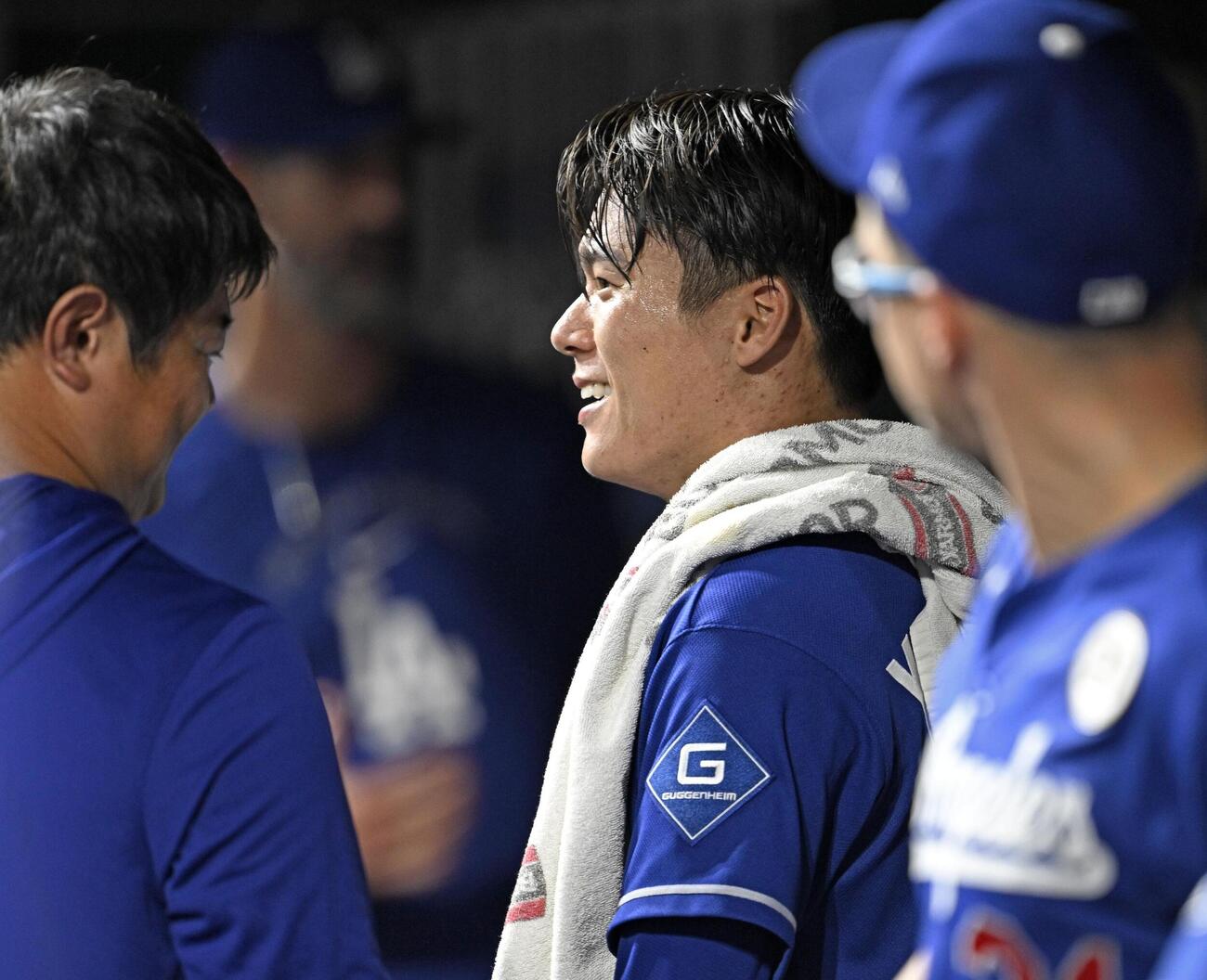 レッズ戦で7回を投げ終え、ベンチで笑顔を見せるドジャース・山本＝シンシナティ（共同）