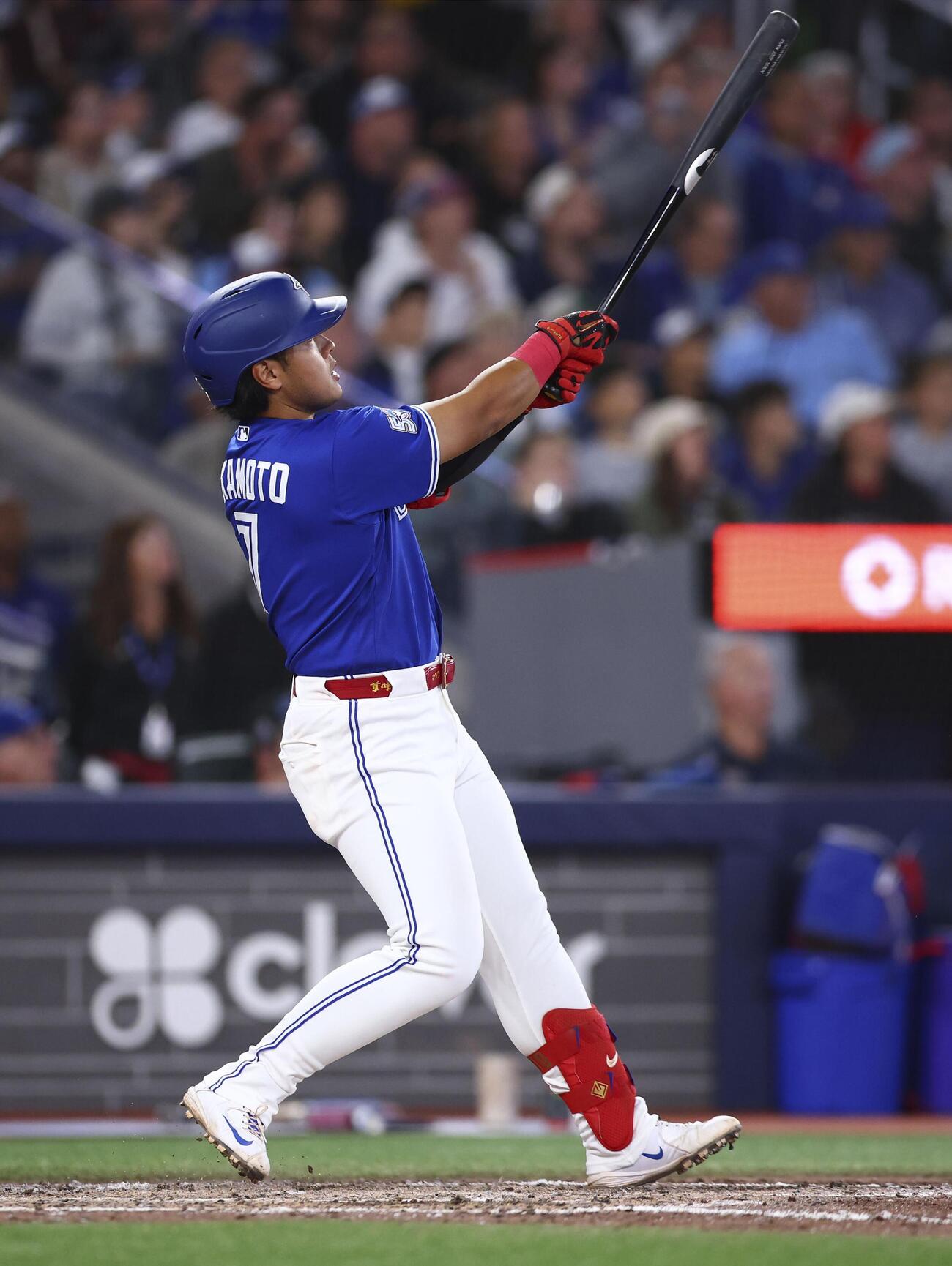 タイガース戦の7回、33号3ランを放つブルージェイズ・岡本＝トロント（ゲッティ＝共同）