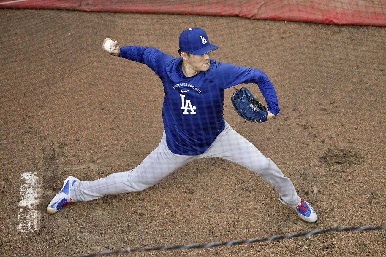 ブルペンで投球練習するドジャース・山本＝シンシナティ（共同）