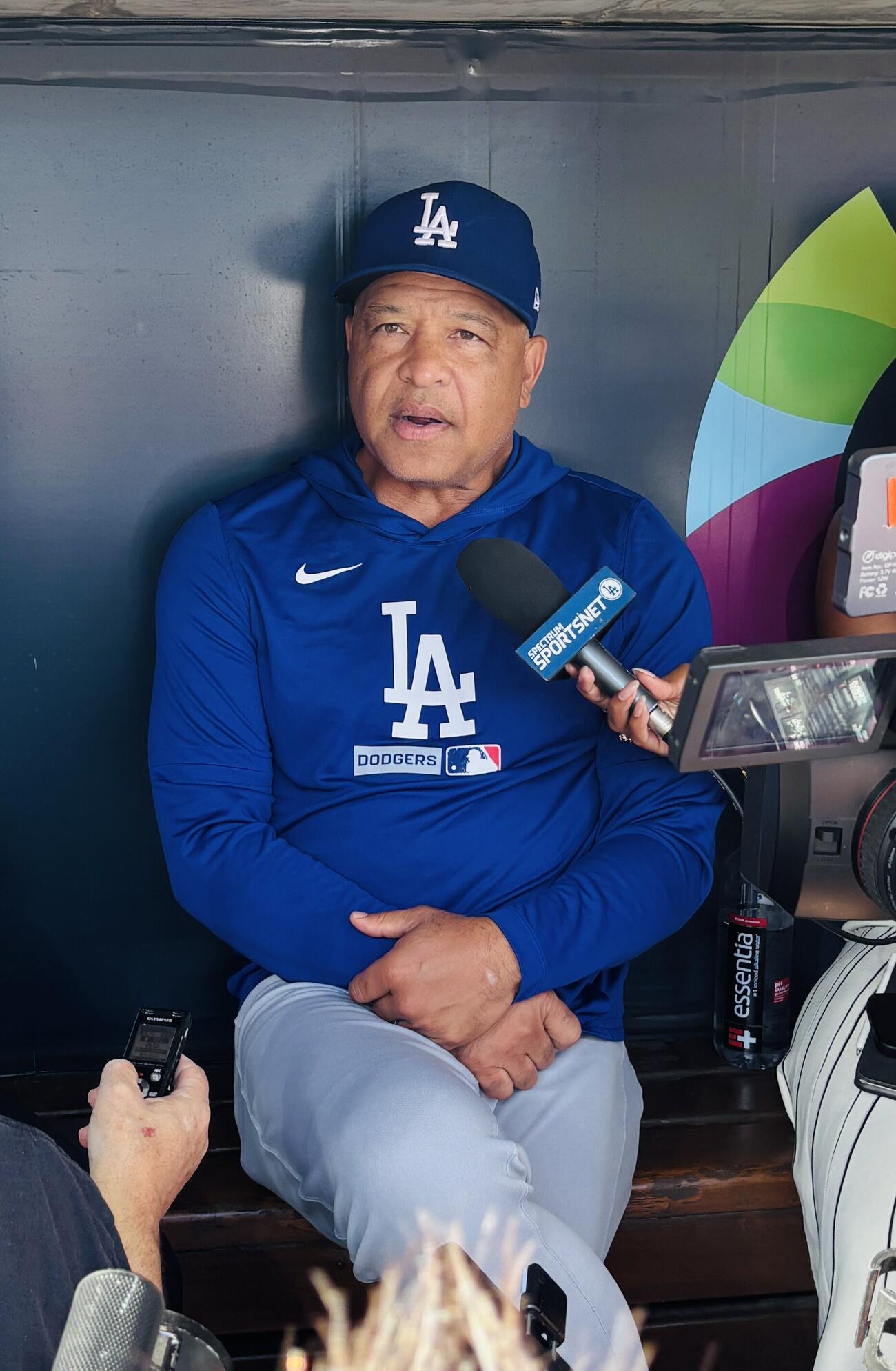 レッズ戦の試合前、メディア対応を行うロバーツ監督
