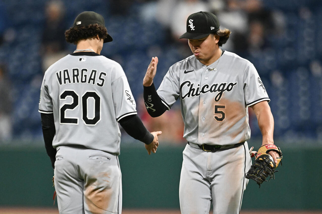 勝利に喜ぶホワイトソックス村上宗隆（右）（ロイター）