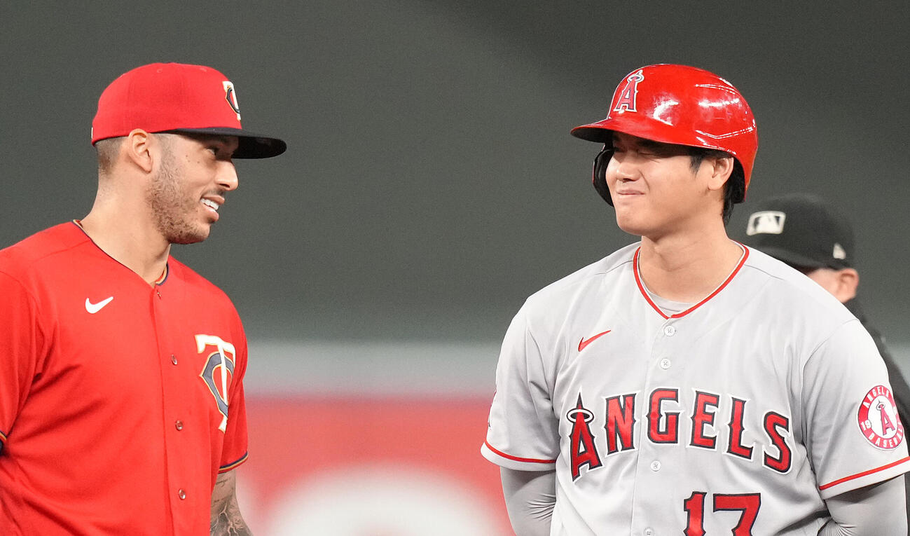 塁上でツインズのコレア（左）にウインクするエンゼルス大谷（2022年9月撮影）