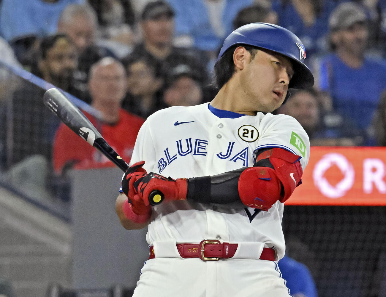 タイガース戦の4回、内角球をよけるブルージェイズ岡本（カナダ通信・AP＝共同）