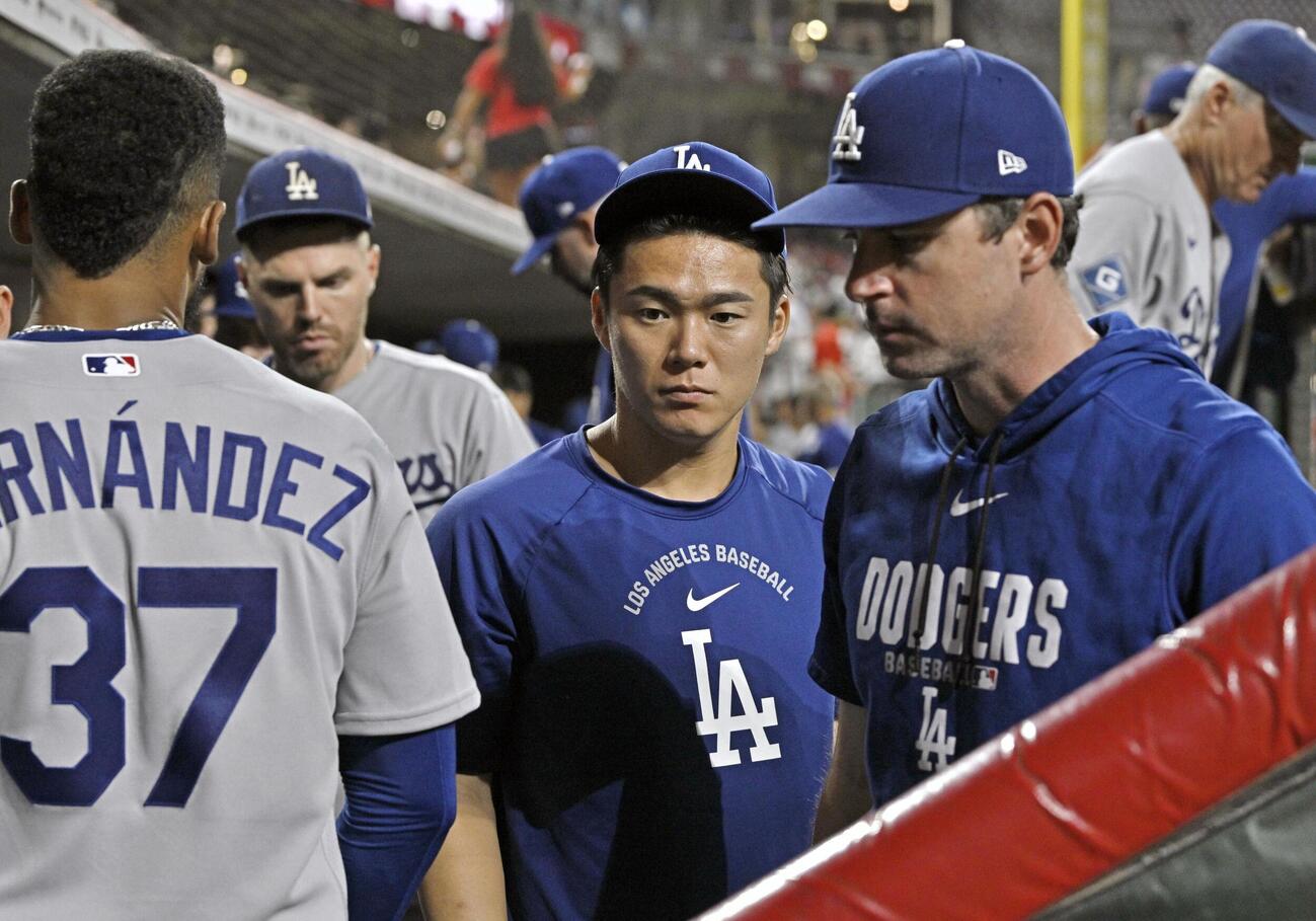 レッズに敗れ、引き揚げるドジャース山本由伸（中央、共同）