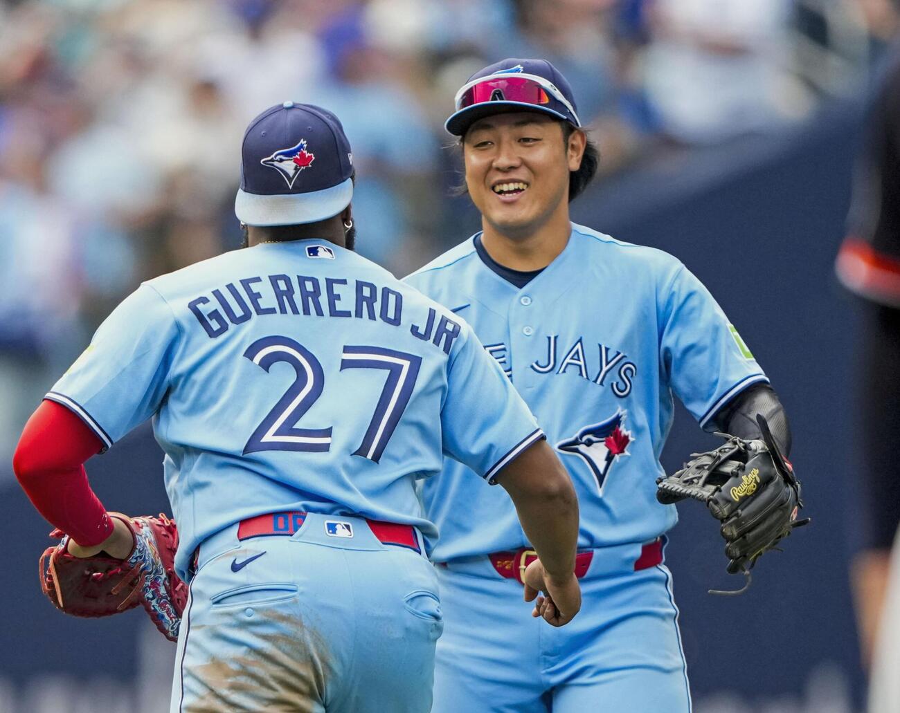 タイガースに勝利し、ゲレロ（左）と喜ぶブルージェイズ・岡本＝トロント（ゲッティ＝共同）