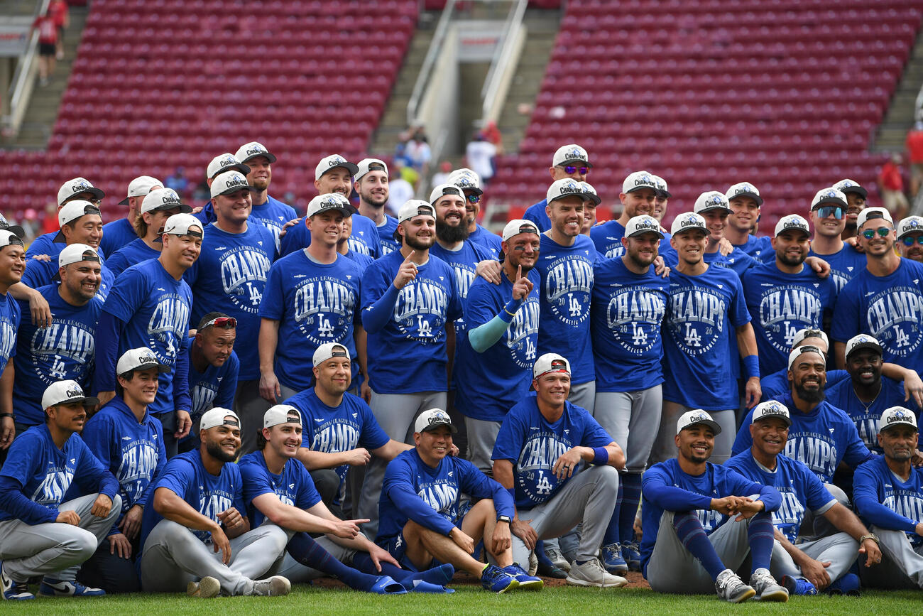 ドジャース対レッズ　地区優勝を決め、記念撮影を行うドジャースの選手たち (AP)