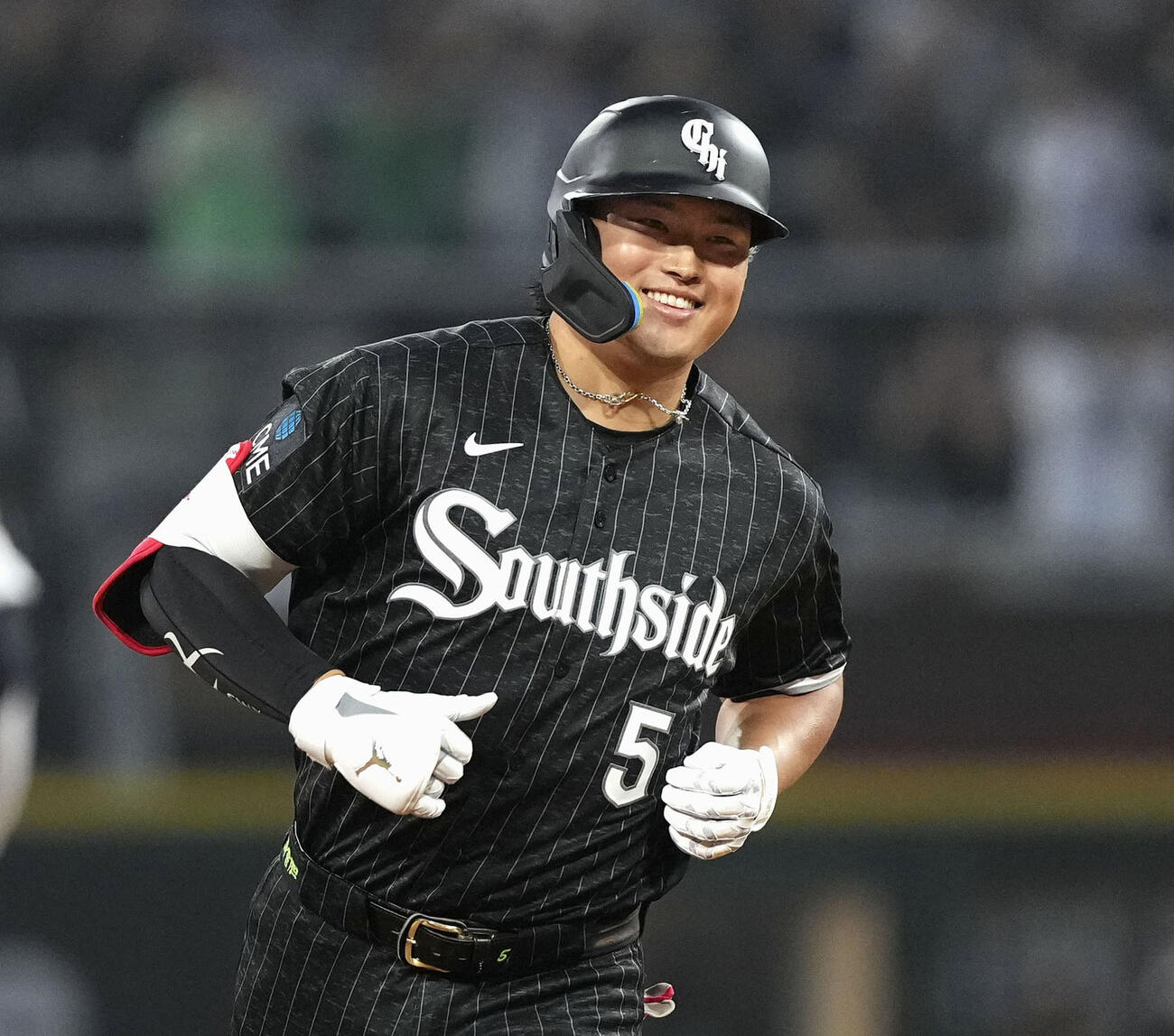 タイガース戦の1回、先制の32号3ランを放ち、笑顔で塁を回るホワイトソックス村上（共同）