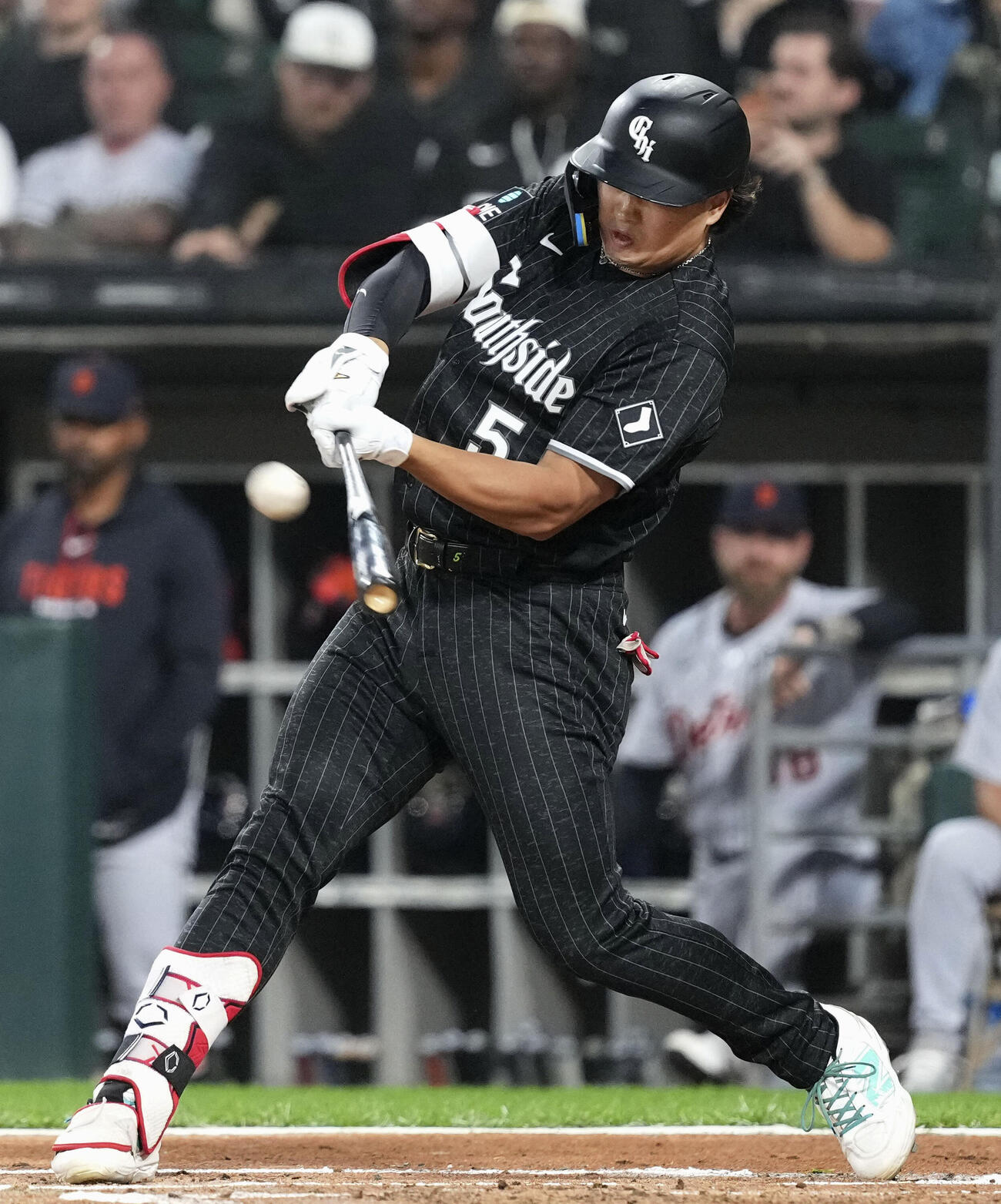 タイガース戦の1回、先制の32号3ランを放つホワイトソックス村上（共同）