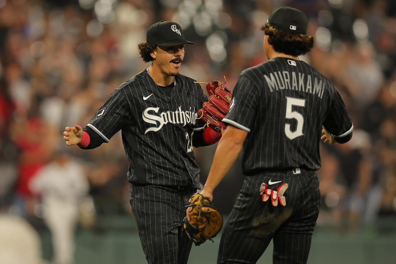 タイガース戦に勝利し、バルガス（左）と喜び合うホワイトソックス村上宗隆（AP）