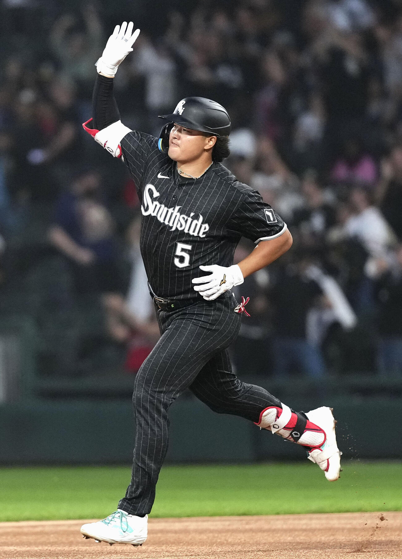 タイガース戦の1回、先制の32号3ランを放ち、塁を回るホワイトソックス村上（共同）