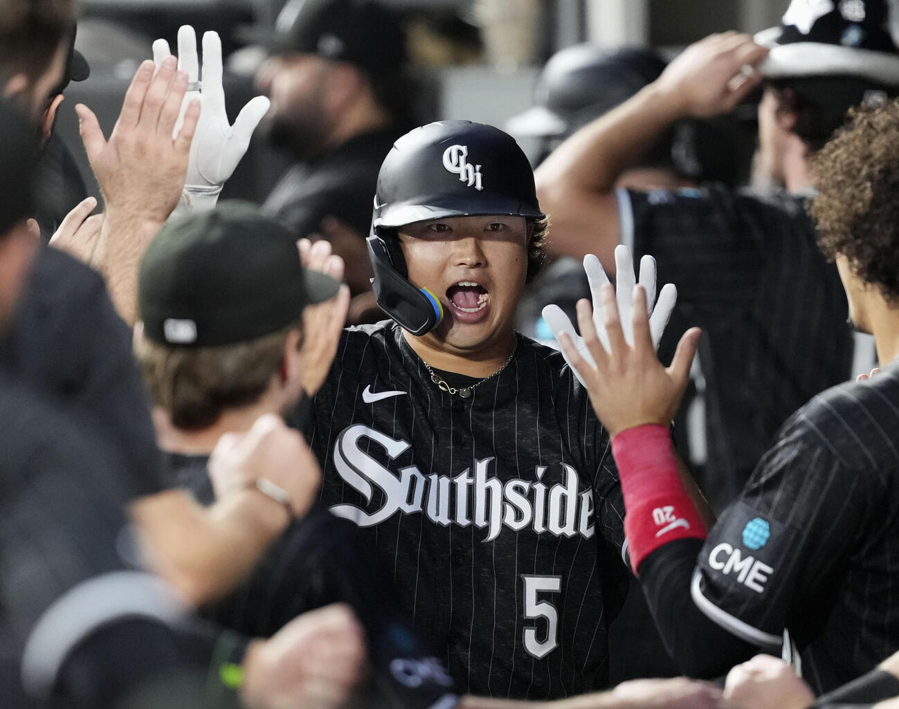 タイガース戦の1回、32号3ランを放ち、ベンチでチームメートに迎えられるホワイトソックス村上（共同）