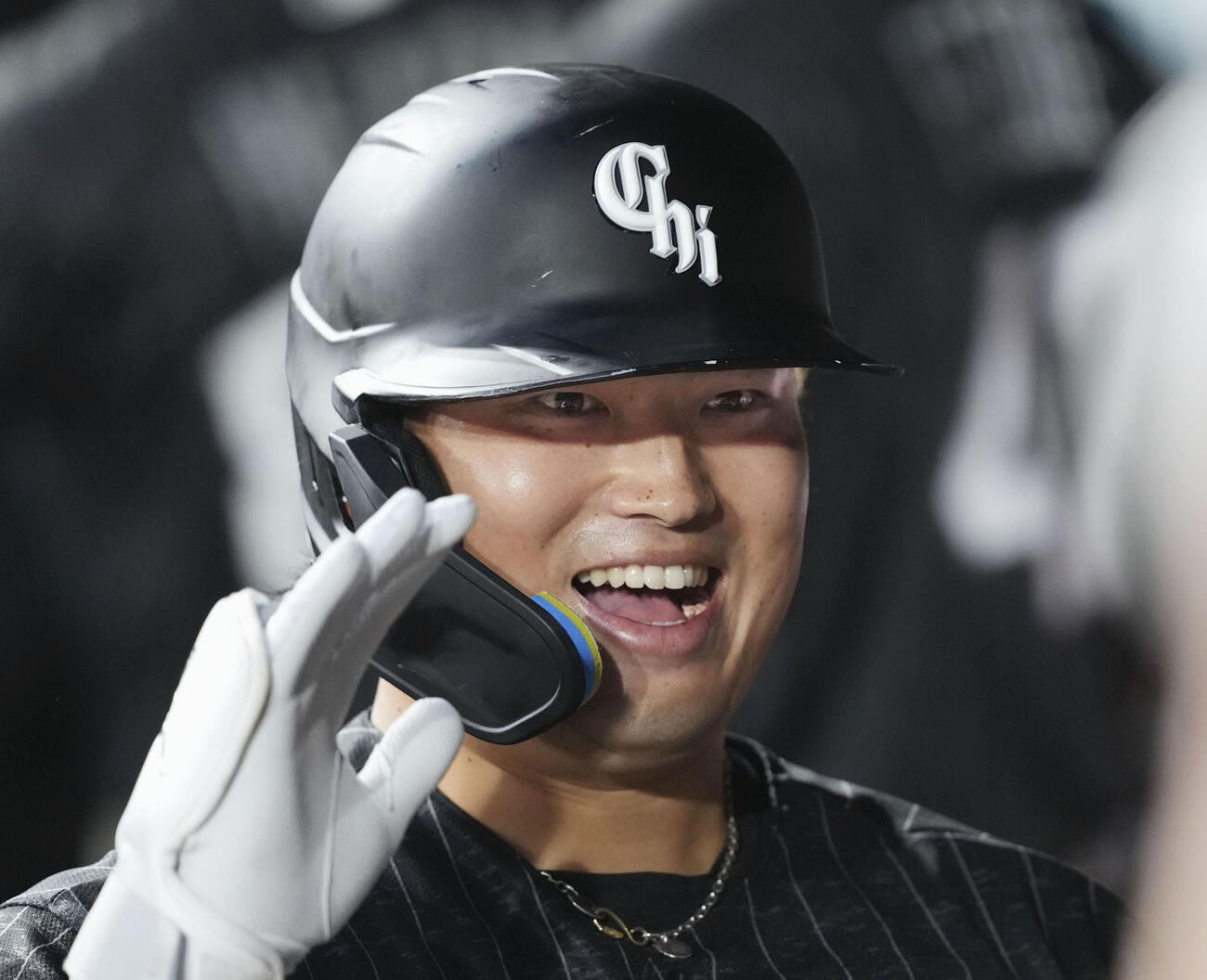 タイガース戦の1回、32号3ランを放ち、ベンチでチームメートに迎えられるホワイトソックス・村上＝シカゴ（共同）