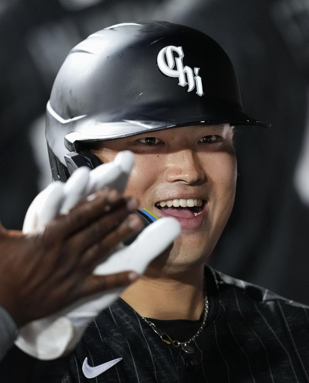 タイガース戦の1回、32号3ランを放ち、ベンチでチームメートに迎えられるホワイトソックス村上（共同）