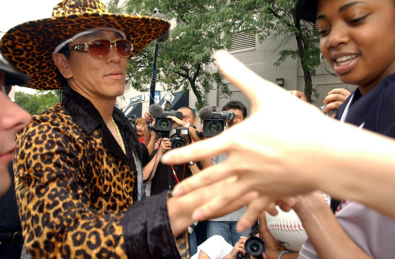 03年9月、ヤンキース対デビルレイズ　松井秀喜は試合後、選手からヒョウ柄の衣装を着せられ、ファンにサインした　　ルーキー・ラギング・デー　メジャー新人儀式