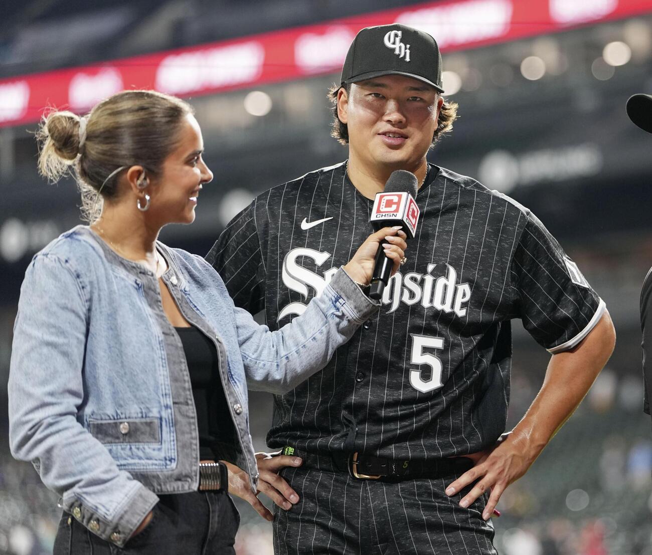 タイガースに勝利し、笑顔でインタビューに応じるホワイトソックス・村上＝シカゴ（共同）
