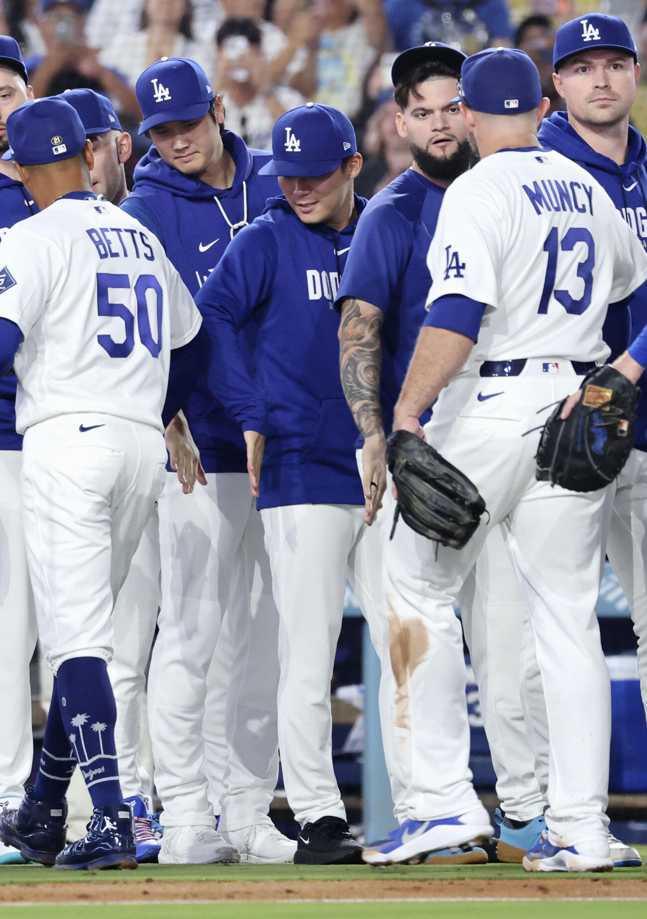 ジャイアンツに勝利し、チームメートを迎えるドジャース・大谷（左から2人目）と山本（同3人目）＝ロサンゼルス（共同）