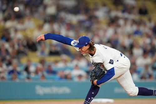 力投するドジャース先発のグラスノー（AP）