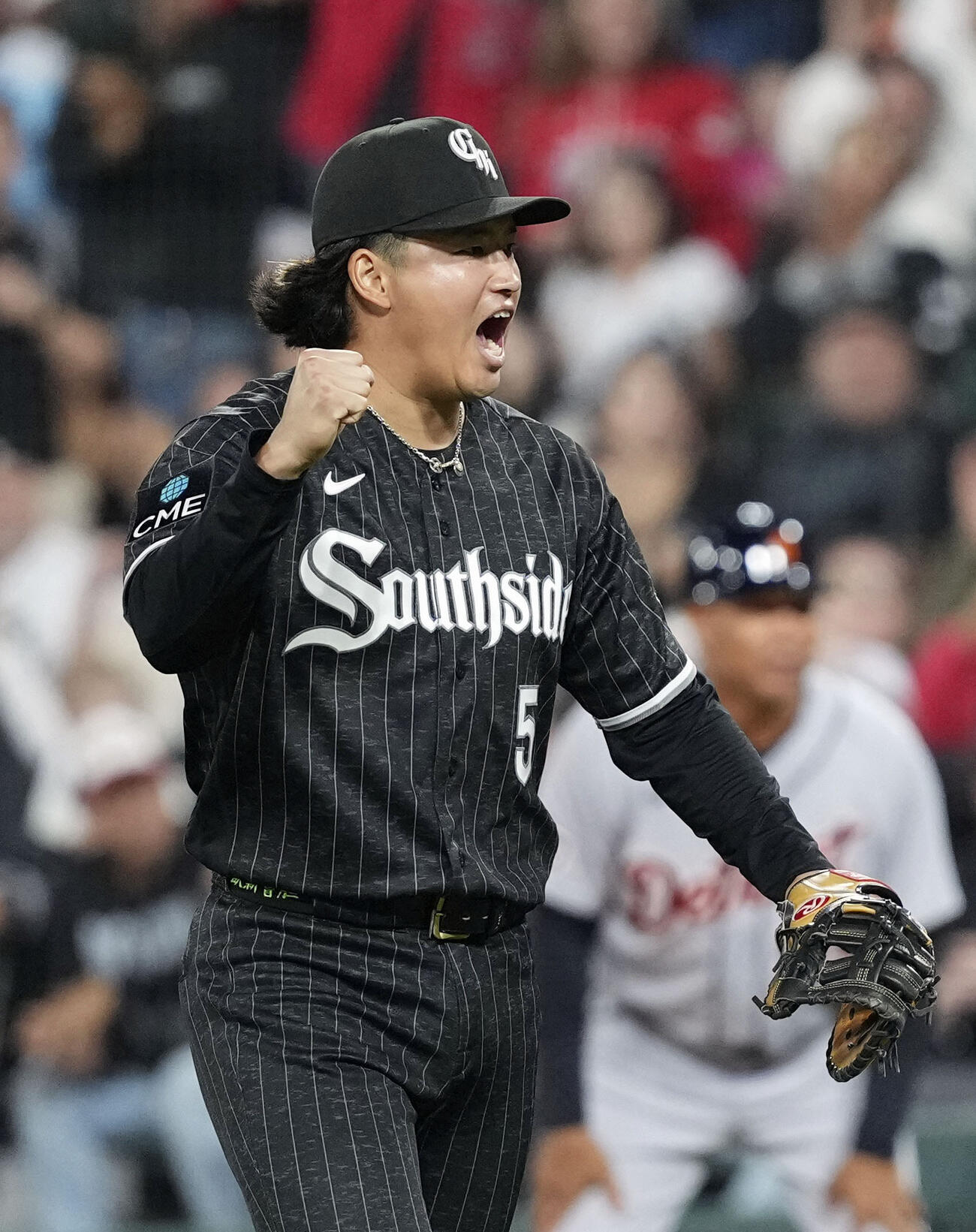 タイガース戦の7回、相手右前打で本塁を狙った二走がアウトとなりガッツポーズするホワイトソックスの一塁手村上＝シカゴ（共同）