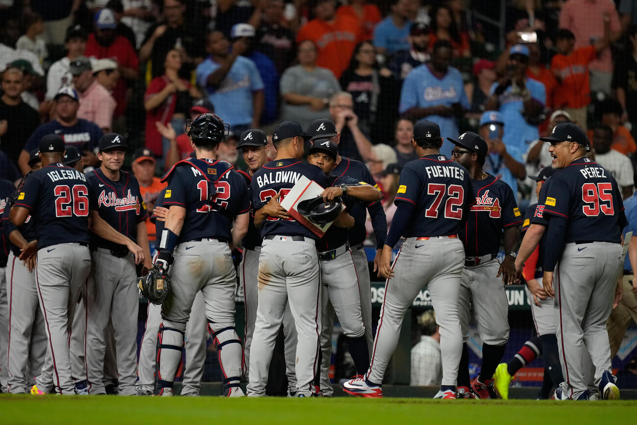 アストロズとの試合に勝利し、喜び合うブレーブスの選手ら（AP）