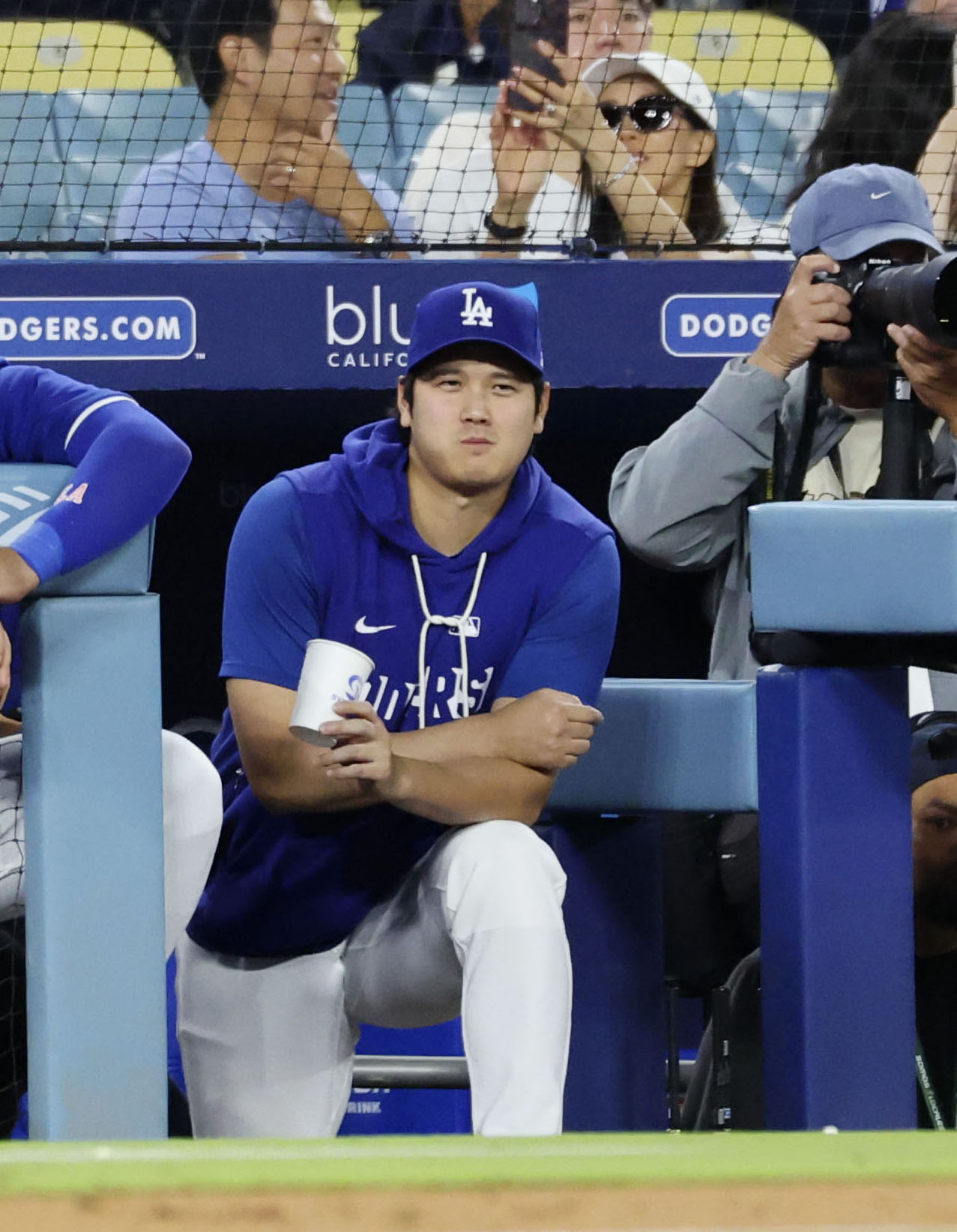 ジャイアンツ戦の8回、ベンチで試合を見るドジャース・大谷（共同）