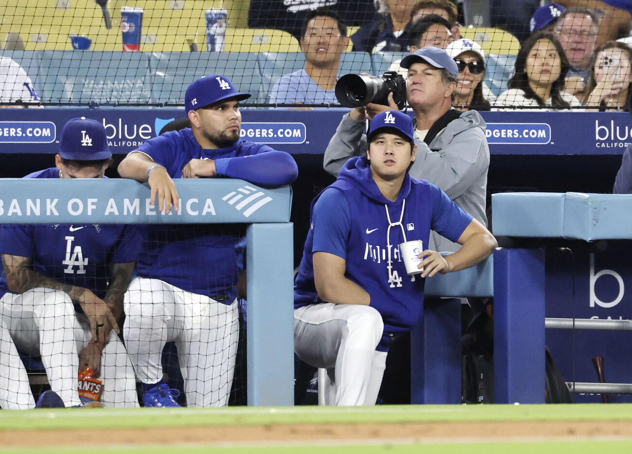 ジャイアンツ戦の8回、ベンチで試合を見るドジャース・大谷（右）（共同）