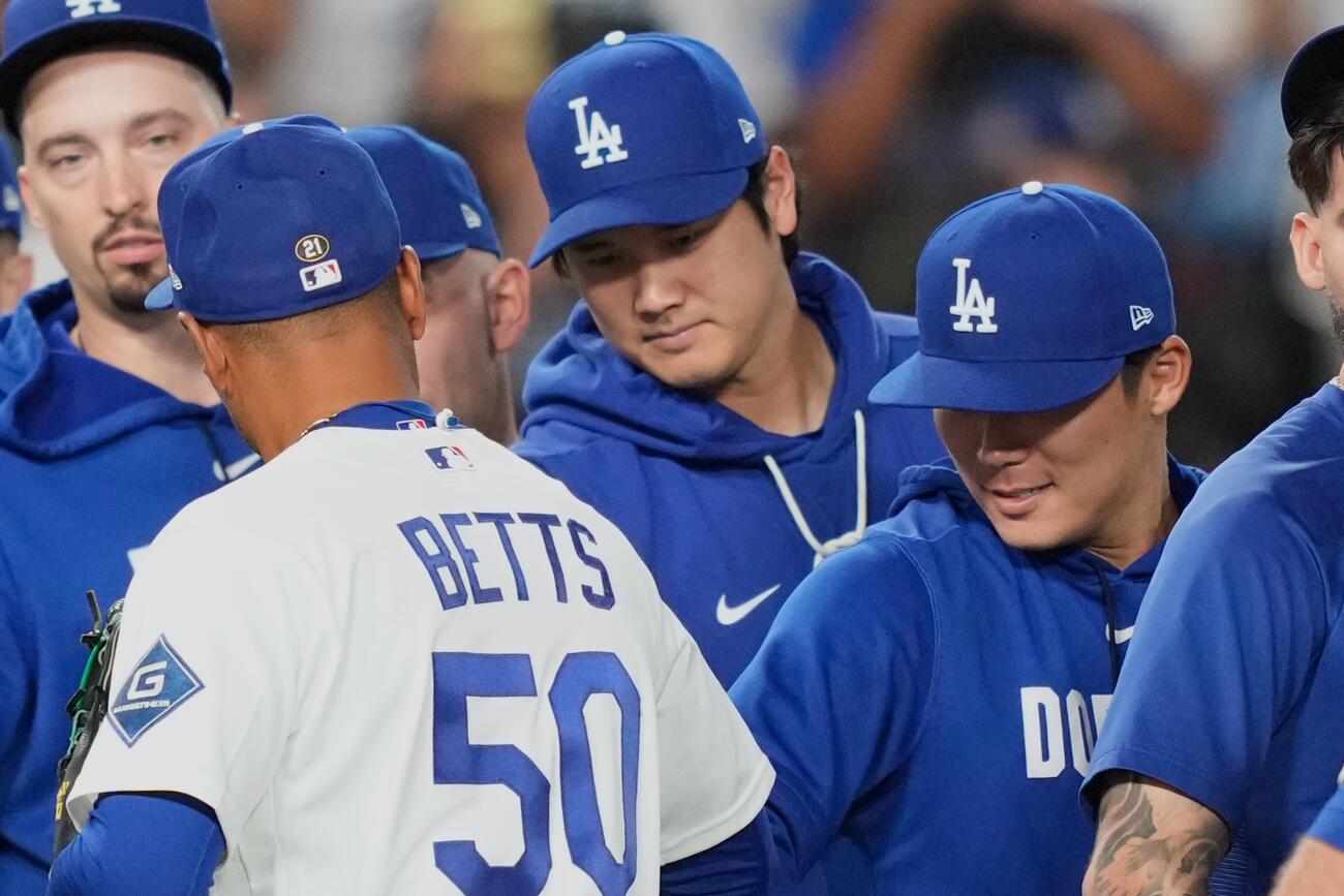 ジャイアンツ戦で勝利した後、ムーキー・ベッツを祝福するロサンゼルス・ドジャースの大谷翔平（中央）と山本由伸（右）（AP）
