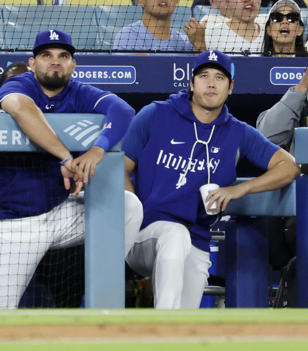 ジャイアンツ戦の8回、ベンチで試合を見るドジャース・大谷（右）＝ロサンゼルス（共同）
