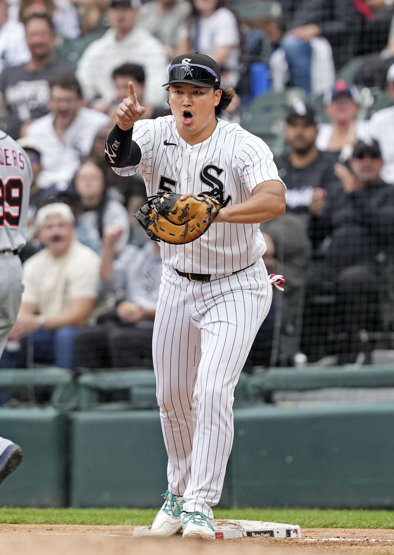 タイガース戦の4回、好守の三塁手バルガスを指さすホワイトソックスの一塁手村上（共同）