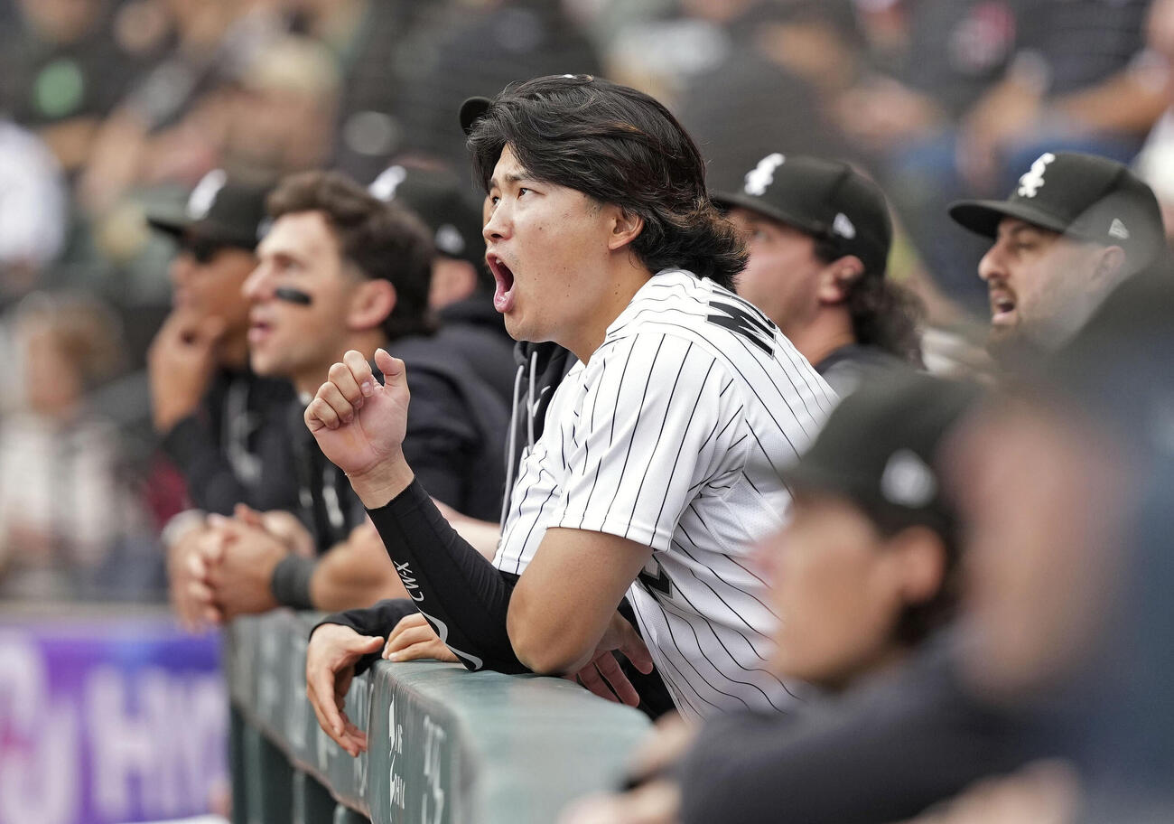 タイガース戦の5回、アントナッチの犠飛にベンチで声を上げるホワイトソックス村上（共同）