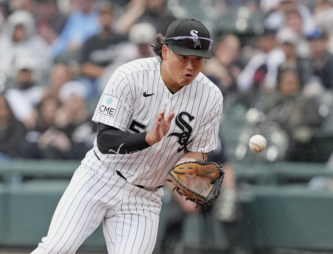 タイガース戦の8回、一ゴロを処理するホワイトソックスの村上（共同）