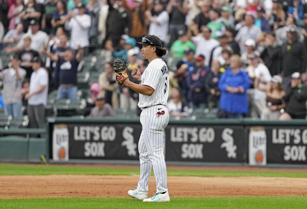 タイガースに勝利し喜ぶホワイトソックス村上（共同）