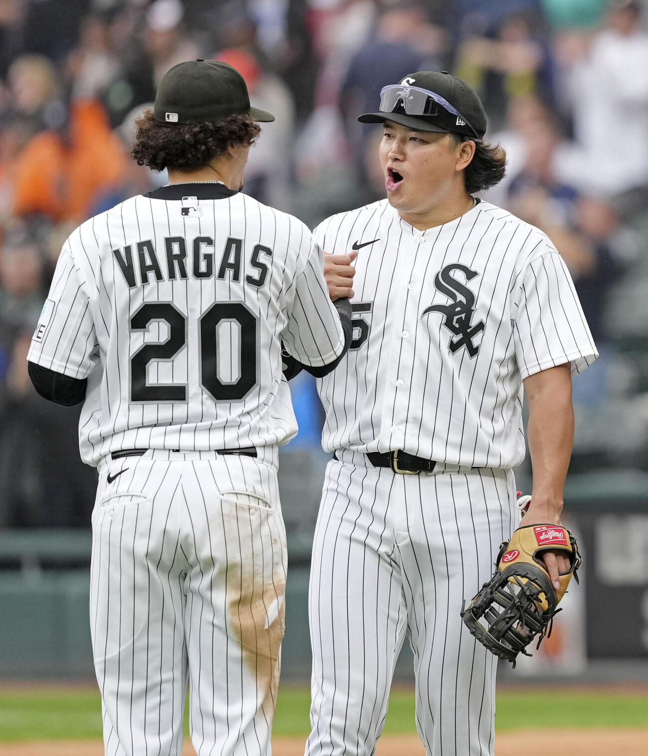 タイガースに勝利しバルガス（左）と喜ぶホワイトソックス村上（共同）