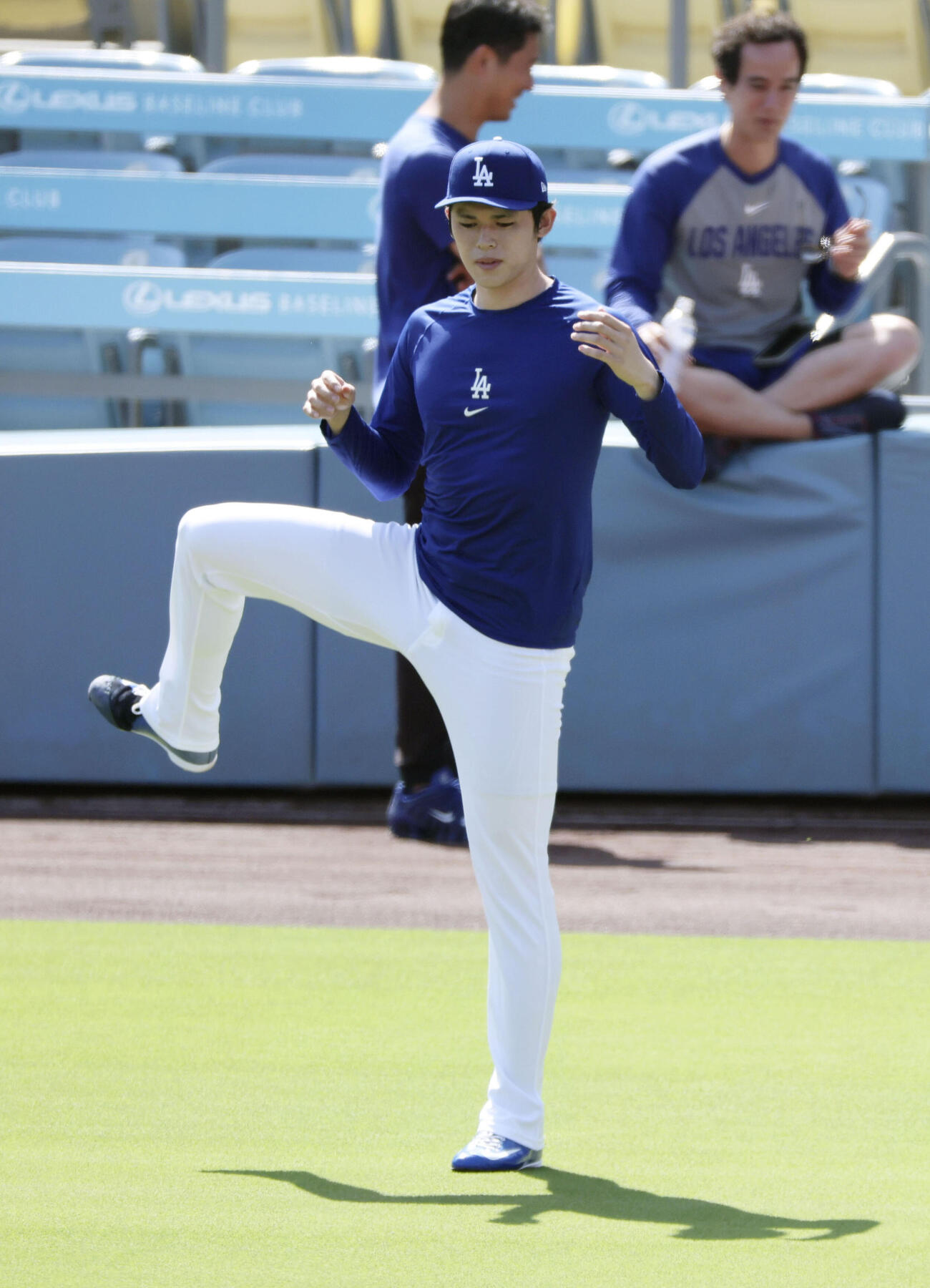 ウオーミングアップするドジャース・佐々木朗希（9月19日撮影）（共同）