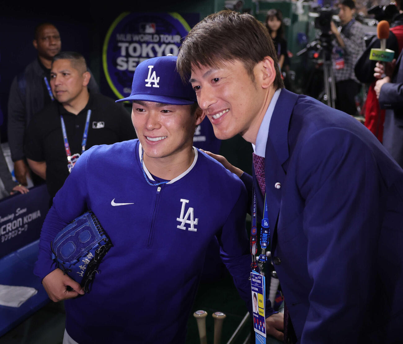 ドジャース山本由伸（左）と能見篤史氏（2025年3月16日）