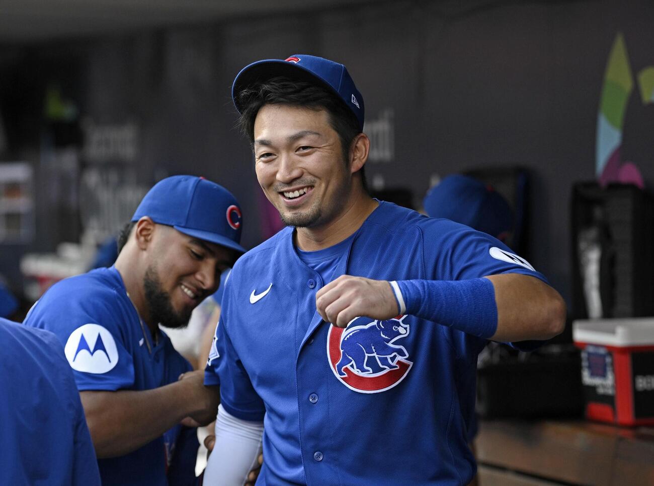 レッズとの試合前、ベンチで笑顔を見せるカブス・鈴木＝シンシナティ（共同）