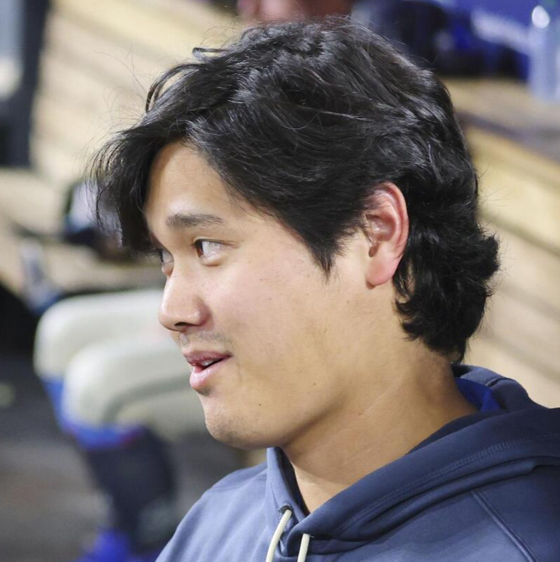 ジャイアンツ戦のベンチで話すドジャース大谷（共同）
