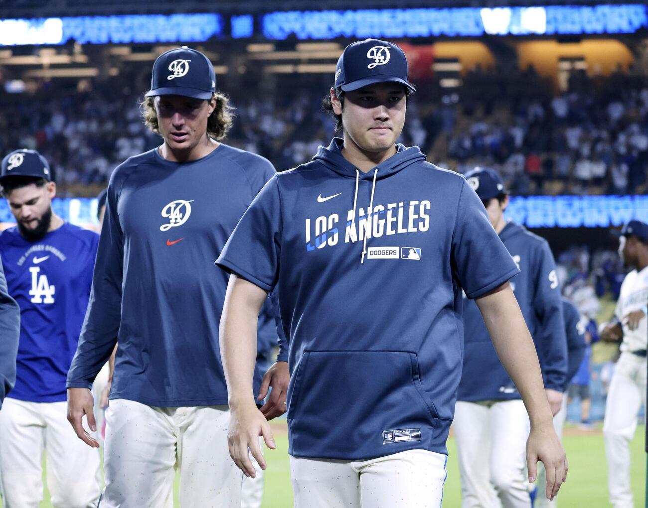 チームメートを出迎え、ベンチに戻るドジャース・大谷（手前）＝ロサンゼルス（共同）