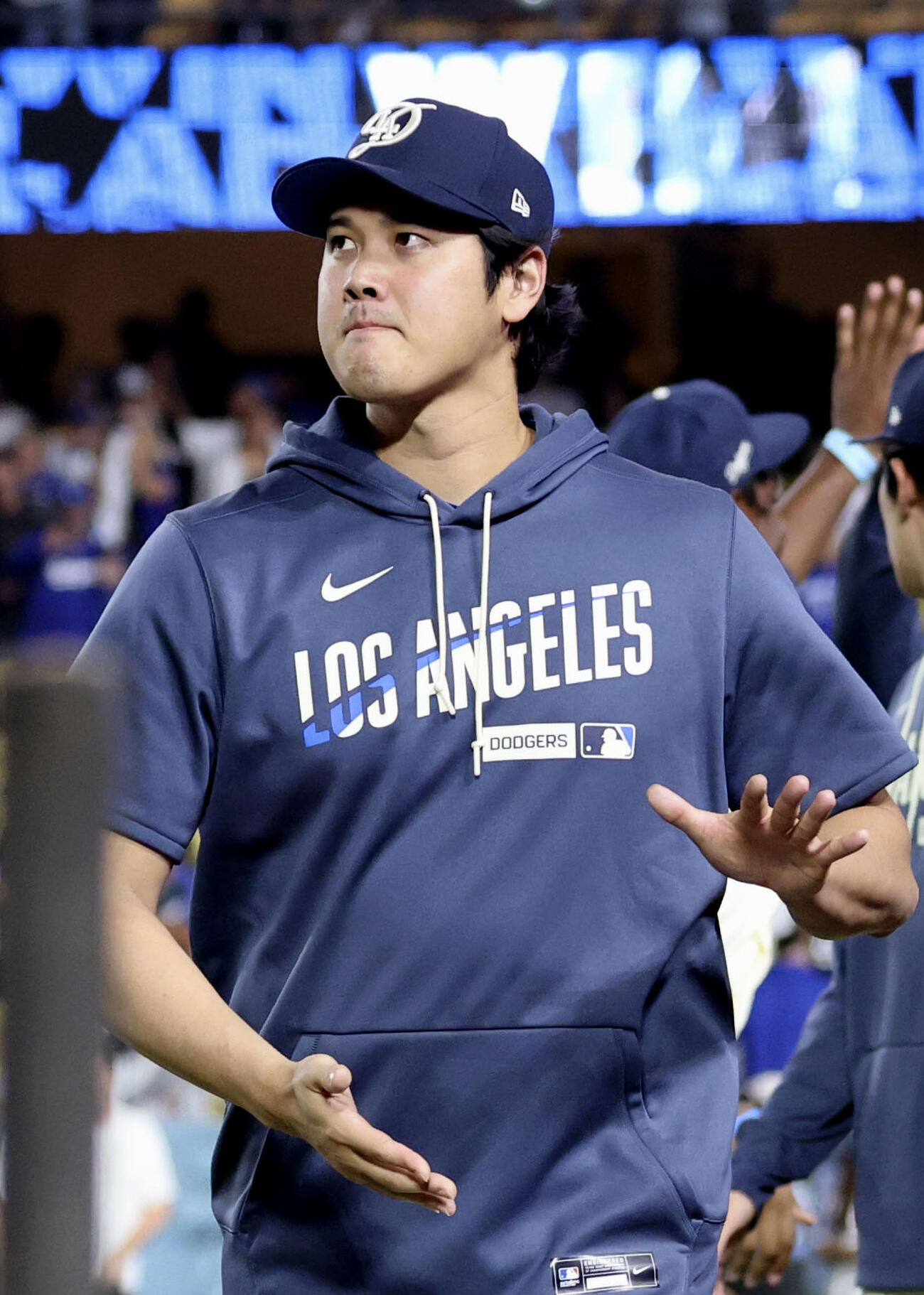 チームメートを出迎え、ベンチに戻るドジャース・大谷＝ロサンゼルス（共同）