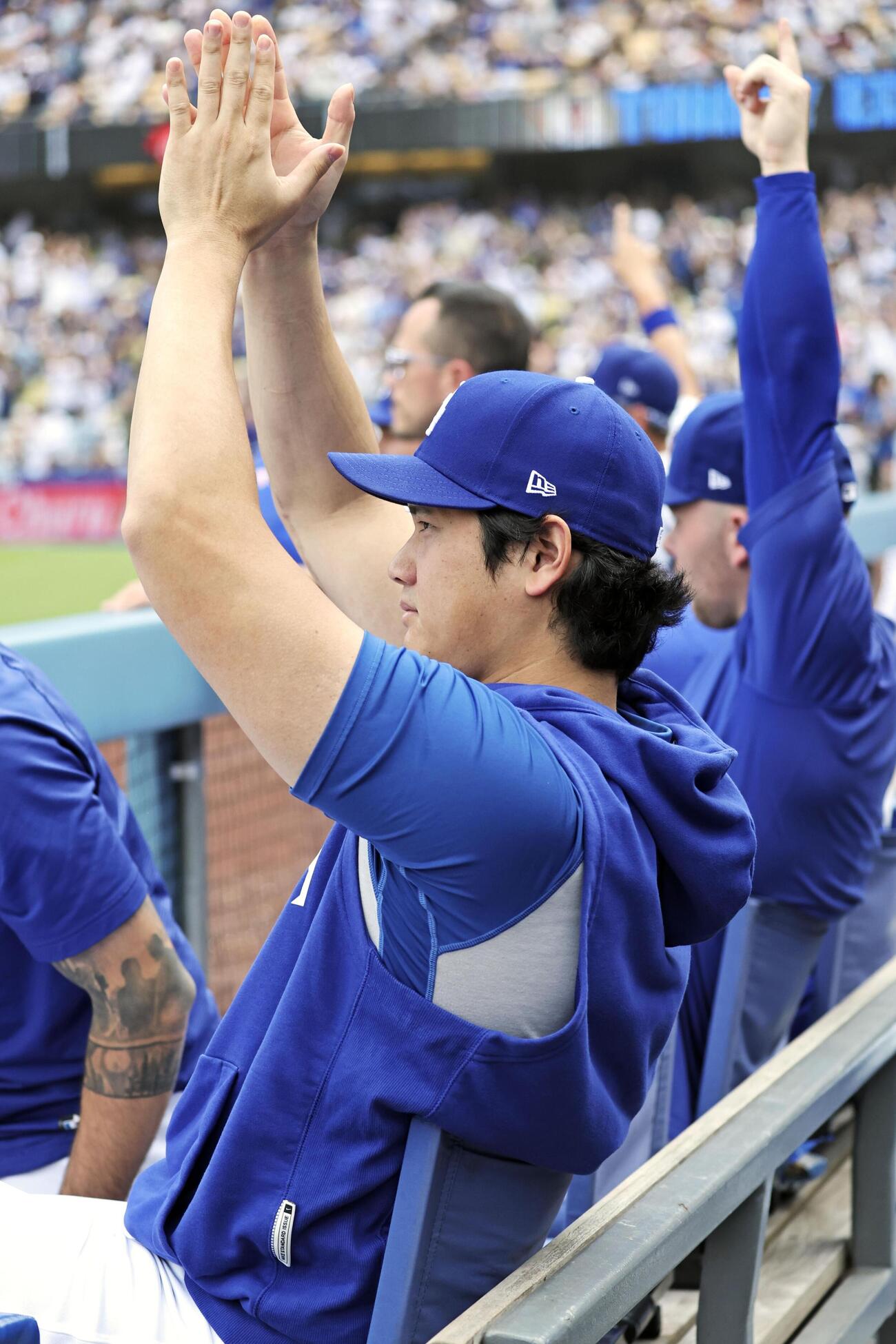 ジャイアンツ戦の6回、エドマンの本塁打を喜ぶドジャース・大谷＝ロサンゼルス（共同）