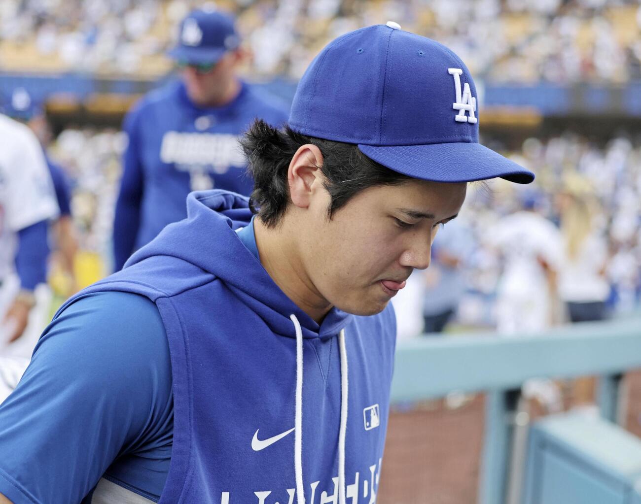 チームメートを出迎え、ベンチに戻ったドジャース・大谷＝ロサンゼルス（共同）
