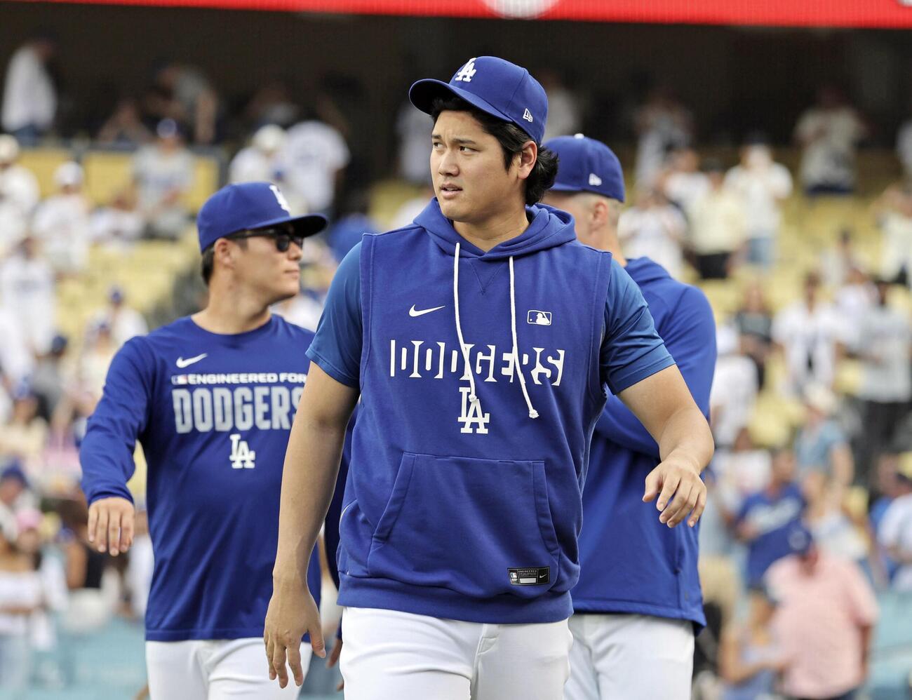 チームメートを出迎え、ベンチに戻るドジャース・大谷＝ロサンゼルス（共同）